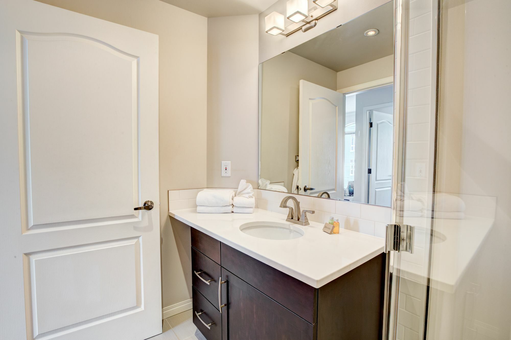 Suite Digs - Genesis Calgary Luaran gambar