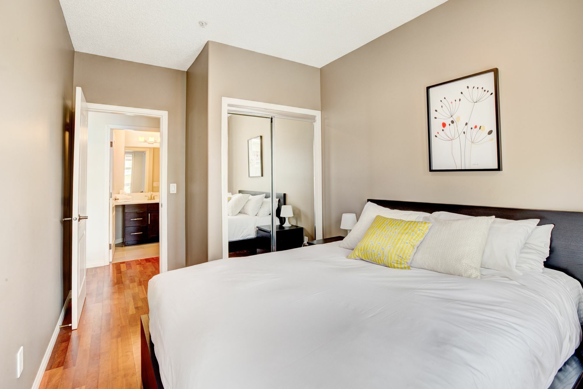 Suite Digs - Genesis Calgary Luaran gambar